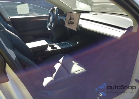 2024 Tesla Model Y Long Range Dual Motor All-Wheel Drive z USA, uszkodzony, nr VIN 7SAYGDEE3RF007794